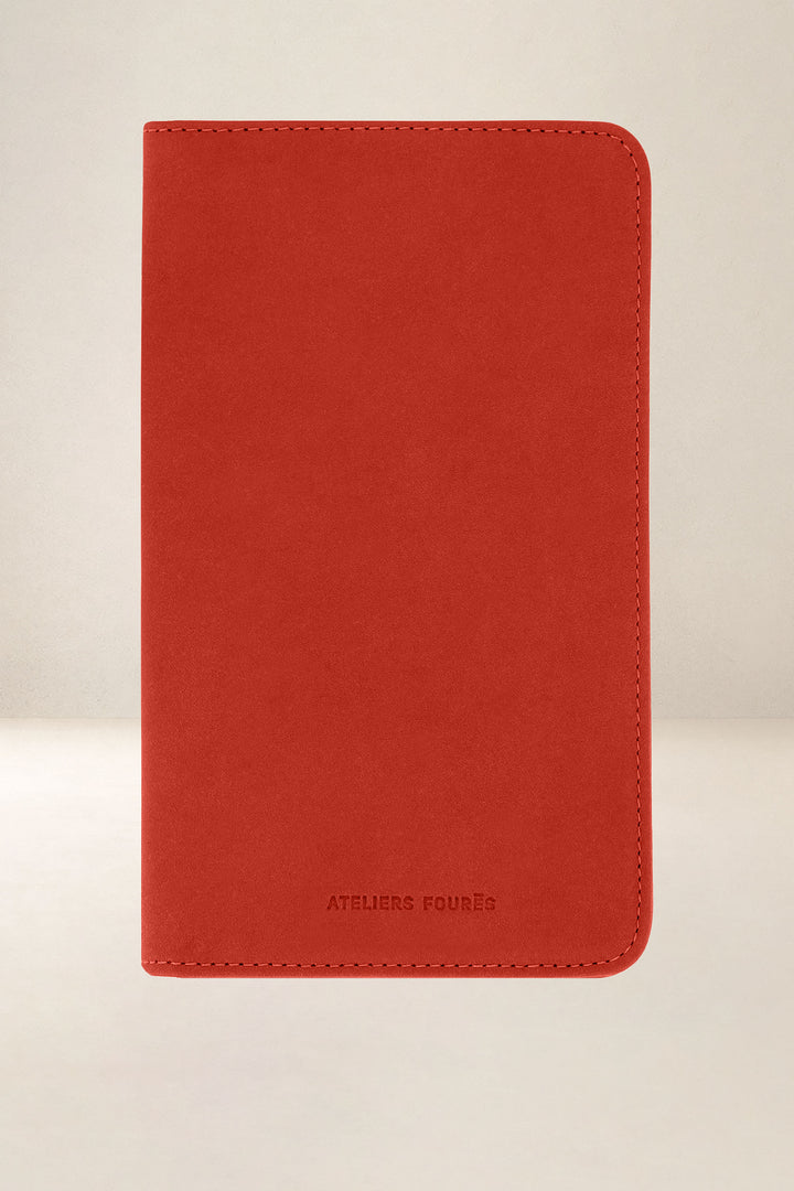 Porte-chéquier en cuir pleine fleur INO coloris orange confit, vue d’ensemble – Ateliers Fourès