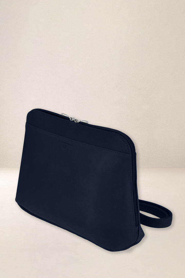 Sac à main en cuir pleine fleur EUROPE coloris minuit, vue de profil – Ateliers Fourès