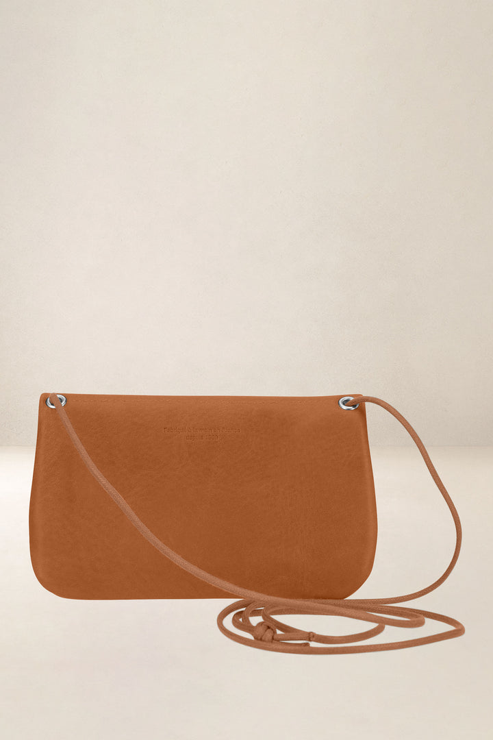 Porte-téléphone en cuir pleine fleur CASSANDRE coloris lionne, vue de dos – Ateliers Fourès