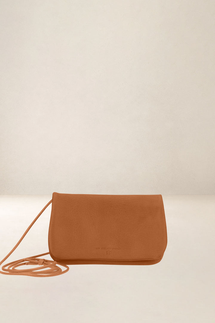 Porte-téléphone en cuir pleine fleur CASSANDRE coloris lionne, vue d’ensemble – Ateliers Fourès