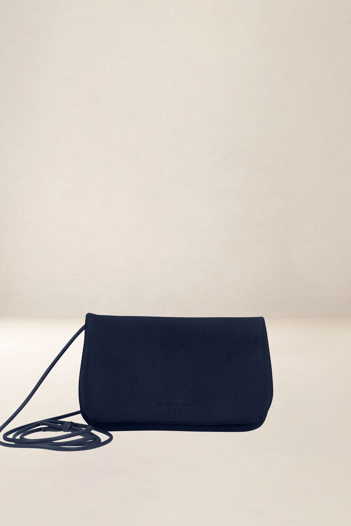 Porte-téléphone en cuir pleine fleur CASSANDRE coloris minuit, vue d’ensemble – Ateliers Fourès