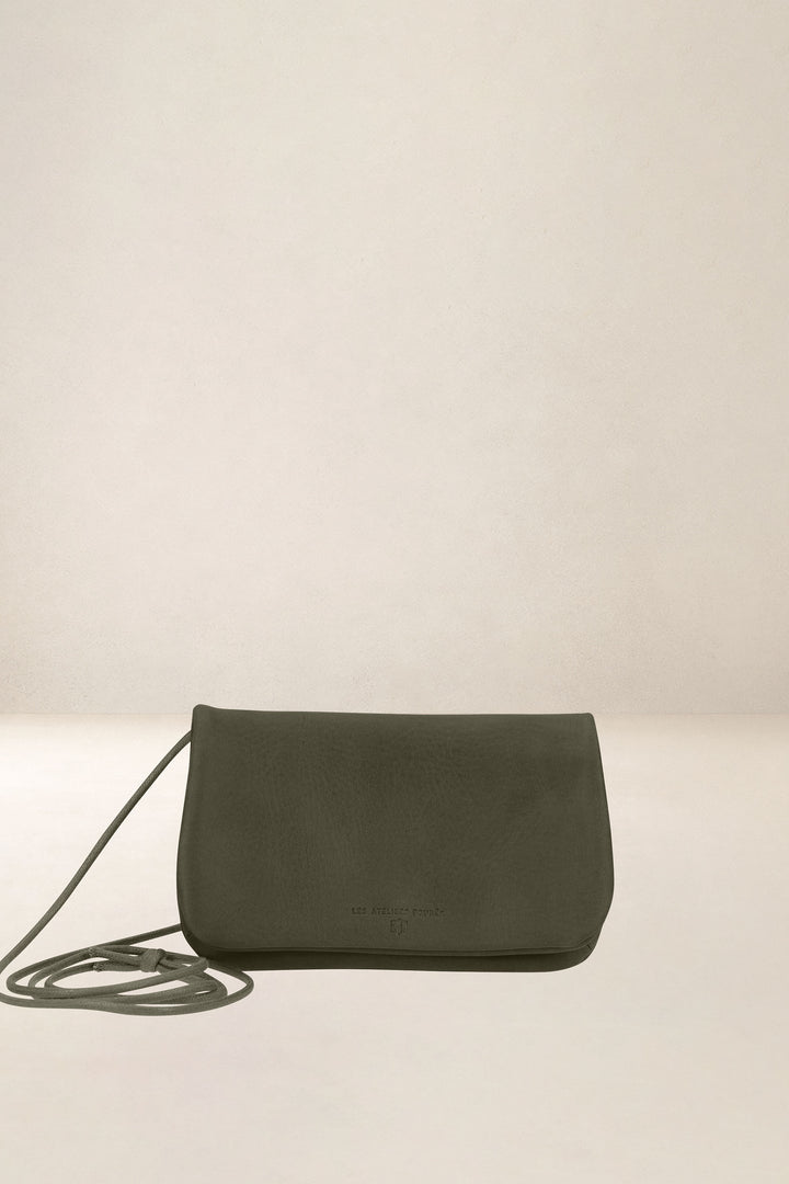 Porte-téléphone en cuir pleine fleur CASSANDRE coloris kaki, vue d’ensemble – Ateliers Fourès