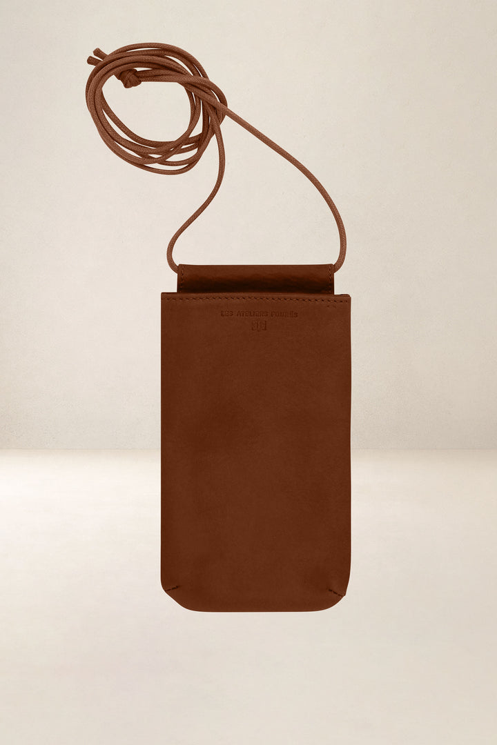 Porte-téléphone en cuir pleine fleur CIRCÉ coloris fauve, vue d’ensemble – Ateliers Fourès