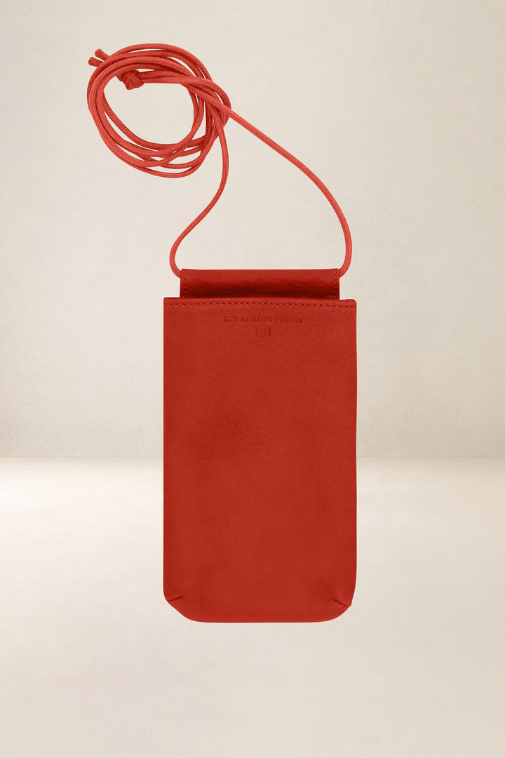 Porte-téléphone en cuir pleine fleur CIRCÉ coloris orange confit, vue d’ensemble – Ateliers Fourès