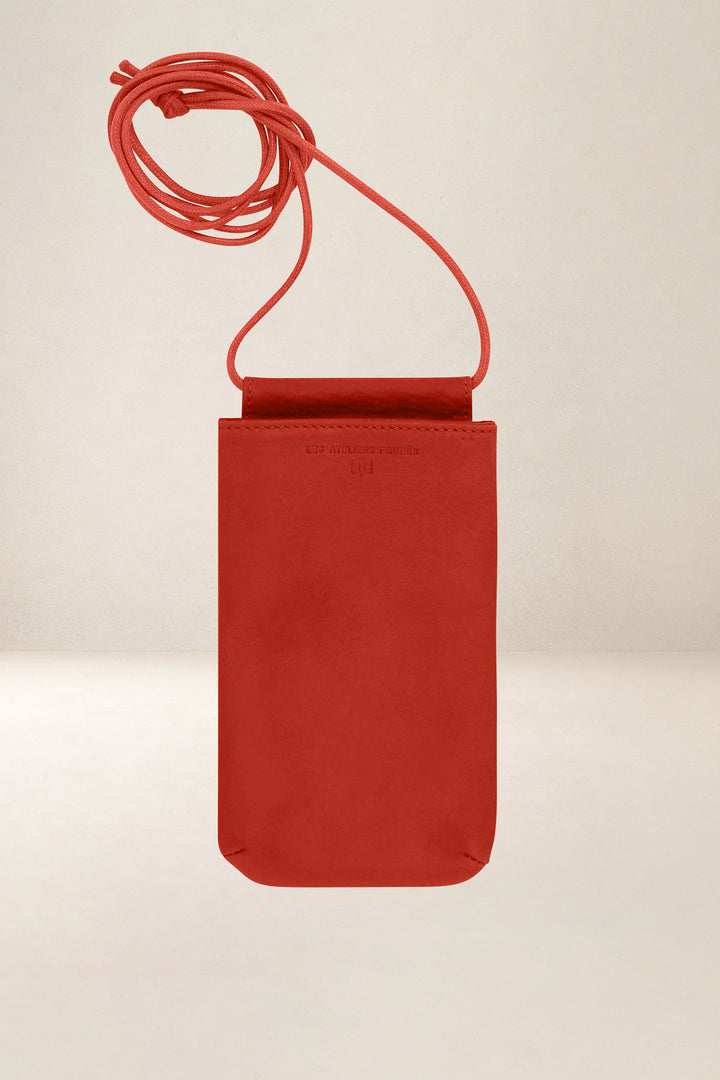 Porte-téléphone en cuir pleine fleur CIRCÉ coloris orange confit, vue de face – Ateliers Fourès