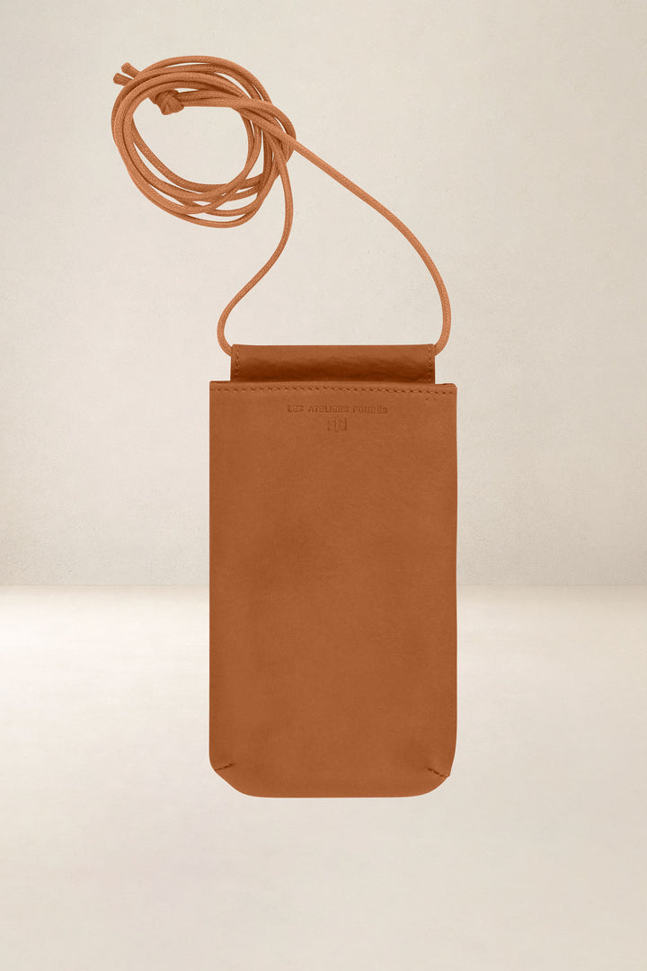 Porte-téléphone en cuir pleine fleur CIRCÉ coloris lionne, vue d’ensemble – Ateliers Fourès