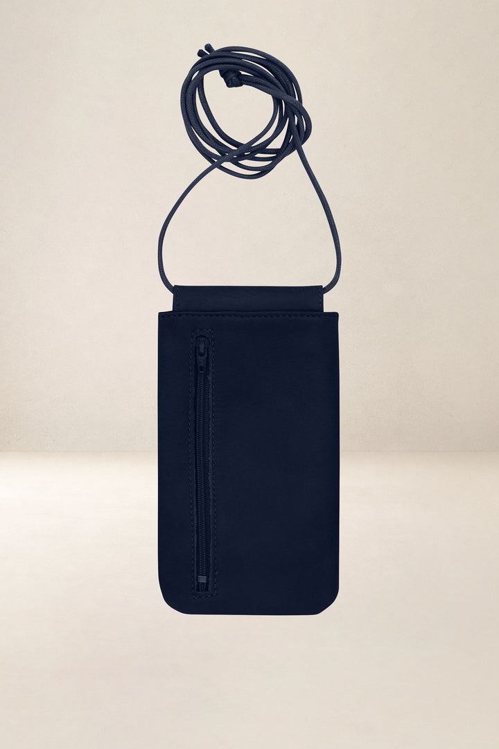 Porte-téléphone en cuir pleine fleur CIRCÉ coloris minuit, vue de dos – Ateliers Fourès