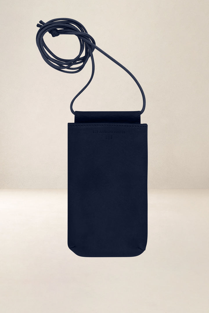 Porte-téléphone en cuir pleine fleur CIRCÉ coloris minuit, vue d’ensemble – Ateliers Fourès