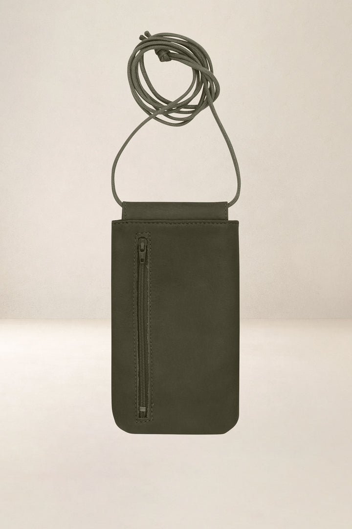 Porte-téléphone en cuir pleine fleur CIRCÉ coloris kaki, vue de dos – Ateliers Fourès