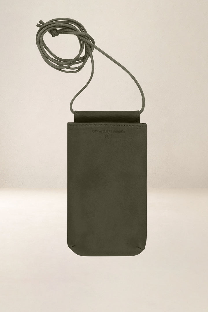 Porte-téléphone en cuir pleine fleur CIRCÉ coloris kaki, vue d’ensemble – Ateliers Fourès