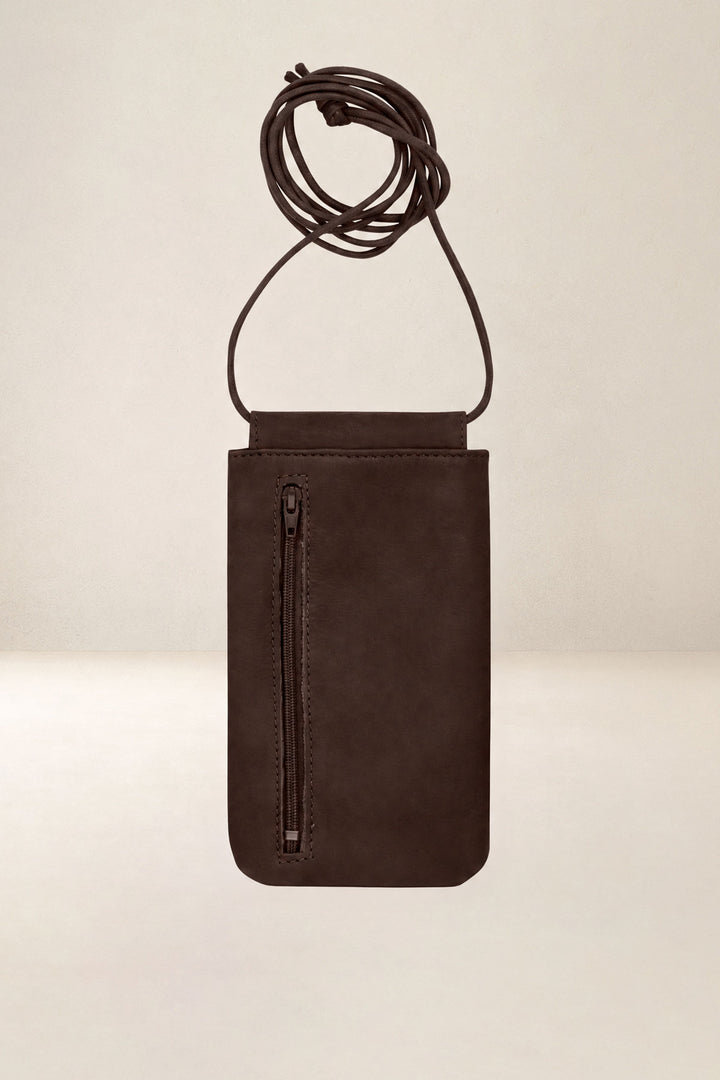 Porte-téléphone en cuir pleine fleur CIRCÉ coloris chocolat, vue de dos – Ateliers Fourès