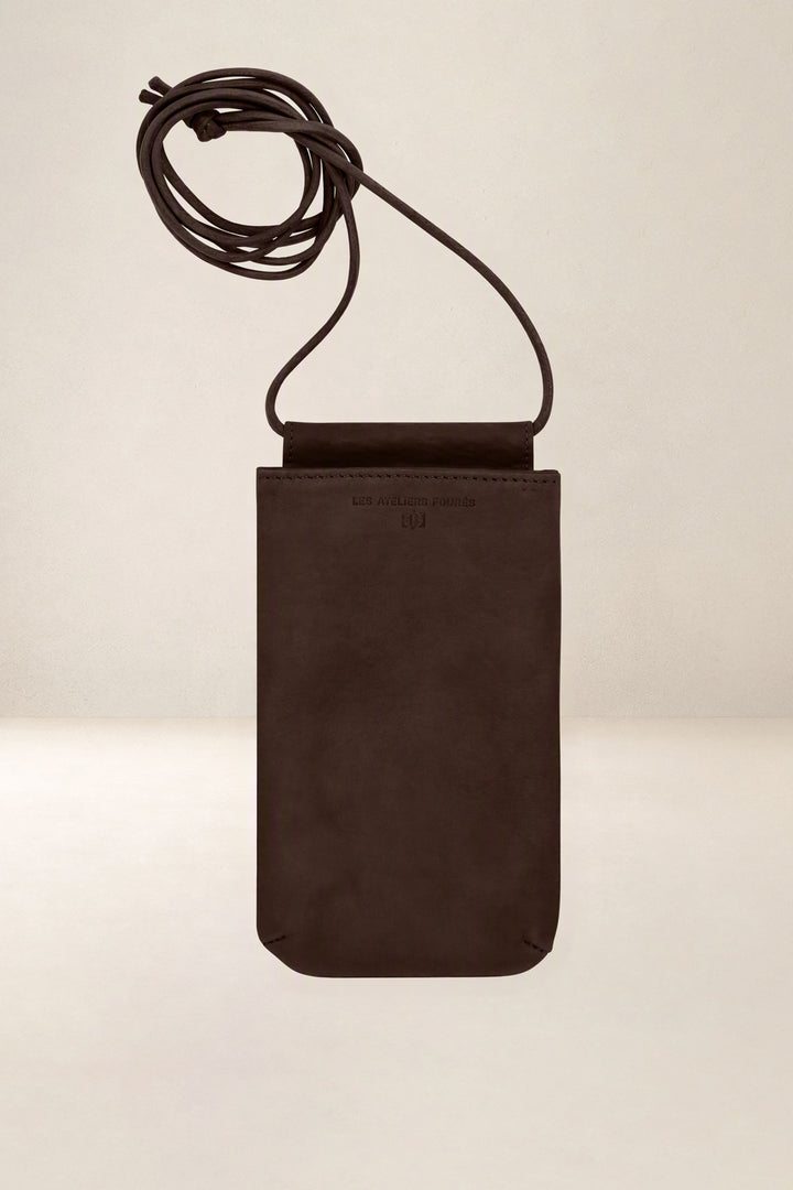 Porte-téléphone en cuir pleine fleur CIRCÉ coloris chocolat, vue d’ensemble – Ateliers Fourès