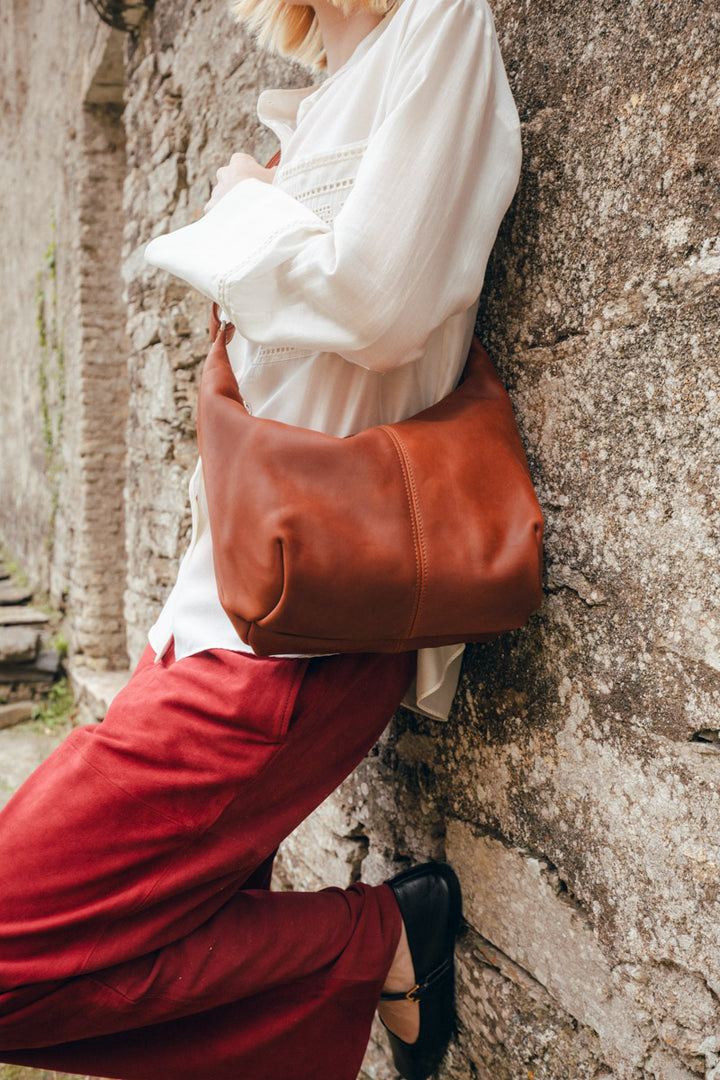 Sac à main en cuir pleine fleur LÉTO coloris fauve, porté n°2 – Ateliers Fourès