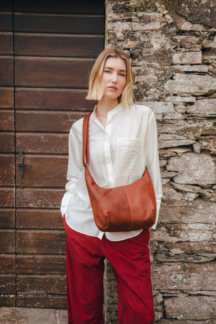 Sac à main en cuir pleine fleur LÉTO coloris fauve, porté n°3 – Ateliers Fourès