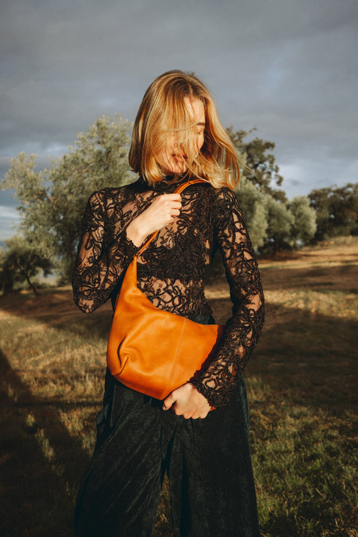 Sac à main en cuir pleine fleur LÉTO coloris lionne, porté n°1 – Ateliers Fourès