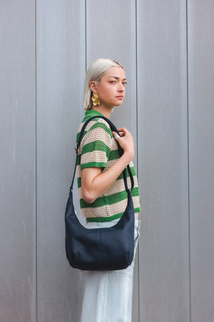 Sac à main en cuir pleine fleur LÉTO coloris minuit, porté n°1 – Ateliers Fourès