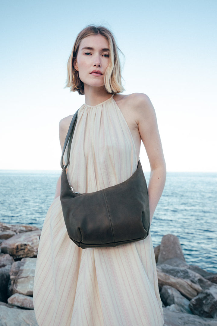 Sac à main en cuir pleine fleur LÉTO coloris kaki, porté n°1 – Ateliers Fourès
