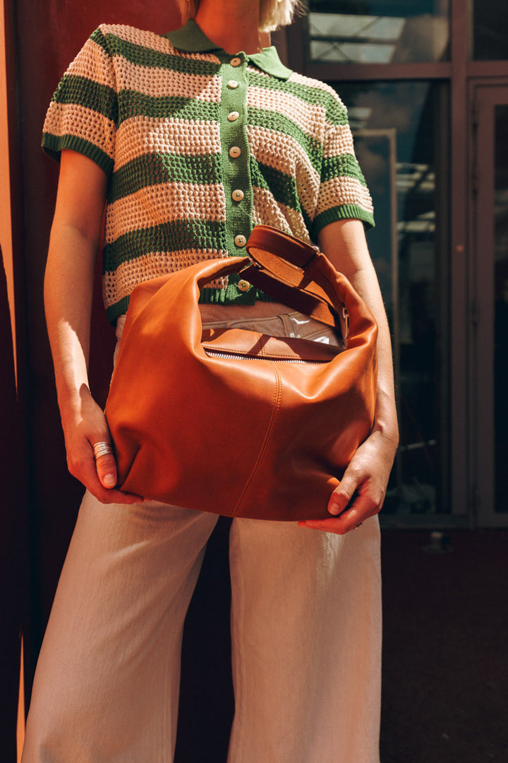 Sac à main en cuir pleine fleur LÉTO coloris fauve, porté n°1 – Ateliers Fourès
