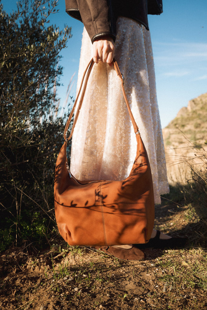 Sac à main en cuir pleine fleur LÉTO coloris lionne, porté n°4 – Ateliers Fourès