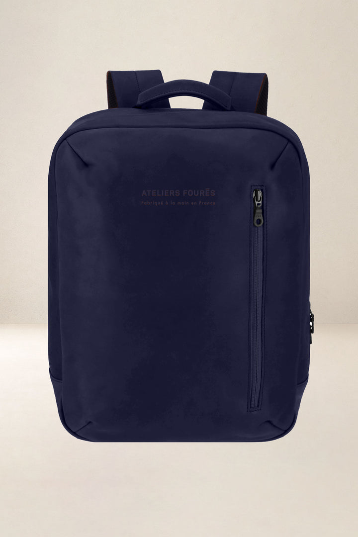 Sac à dos en cuir pleine fleur EUCLIDE coloris marine, vue d’ensemble – Ateliers Fourès