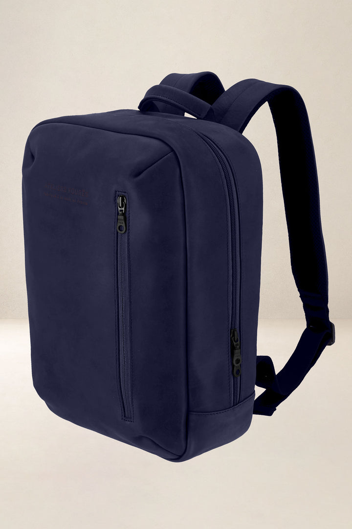 Sac à dos en cuir pleine fleur EUCLIDE coloris marine, vue de profil n°1 – Ateliers Fourès