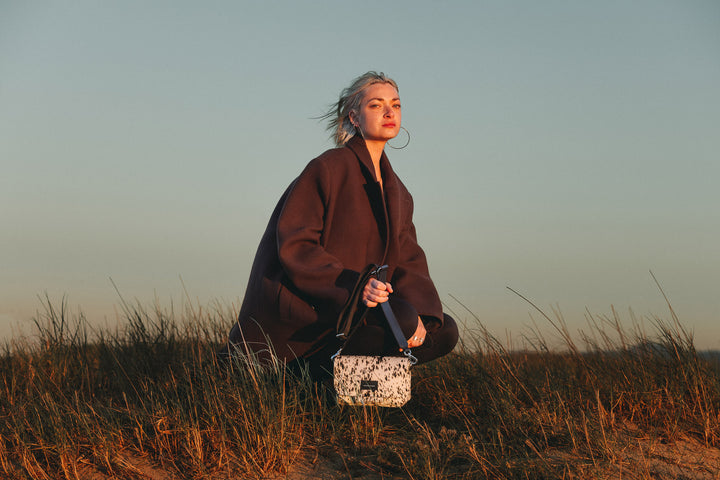 Sac porté croisé en cuir pleine fleur coloris apache, porté n°1 – Ateliers Fourès
