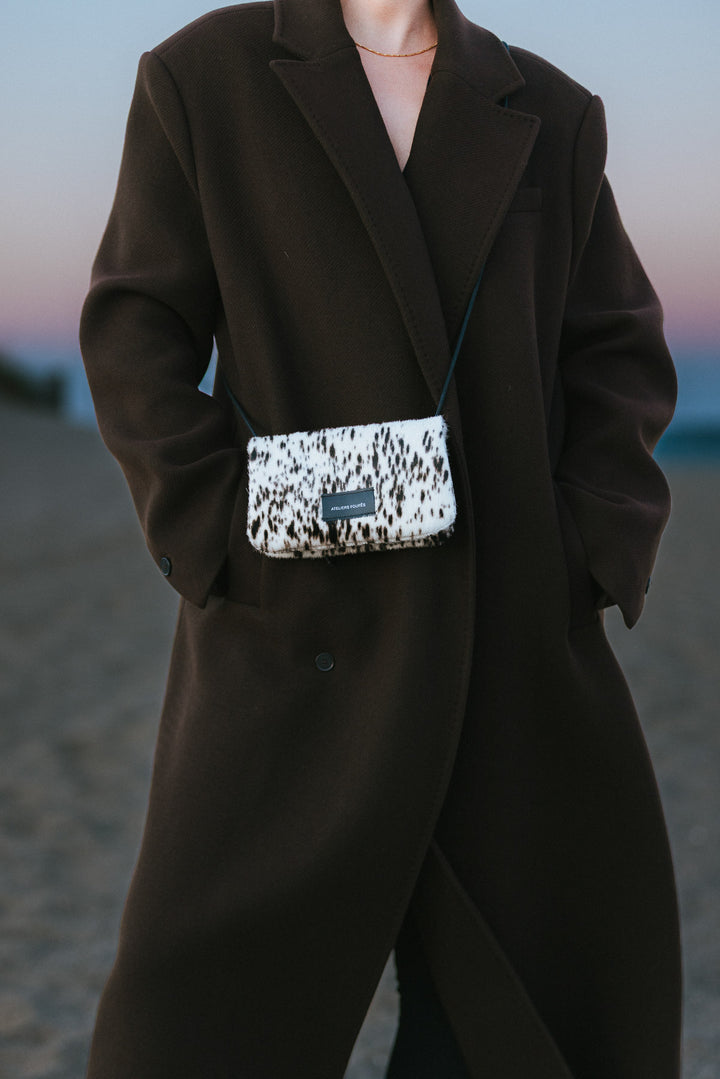 Sac pochette porté croisé en cuir pleine fleur coloris apache, porté n°1 – Ateliers Fourès