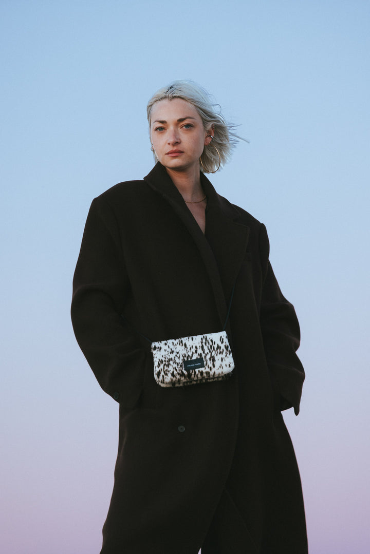 Sac pochette porté croisé en cuir pleine fleur coloris apache, porté n°3 – Ateliers Fourès