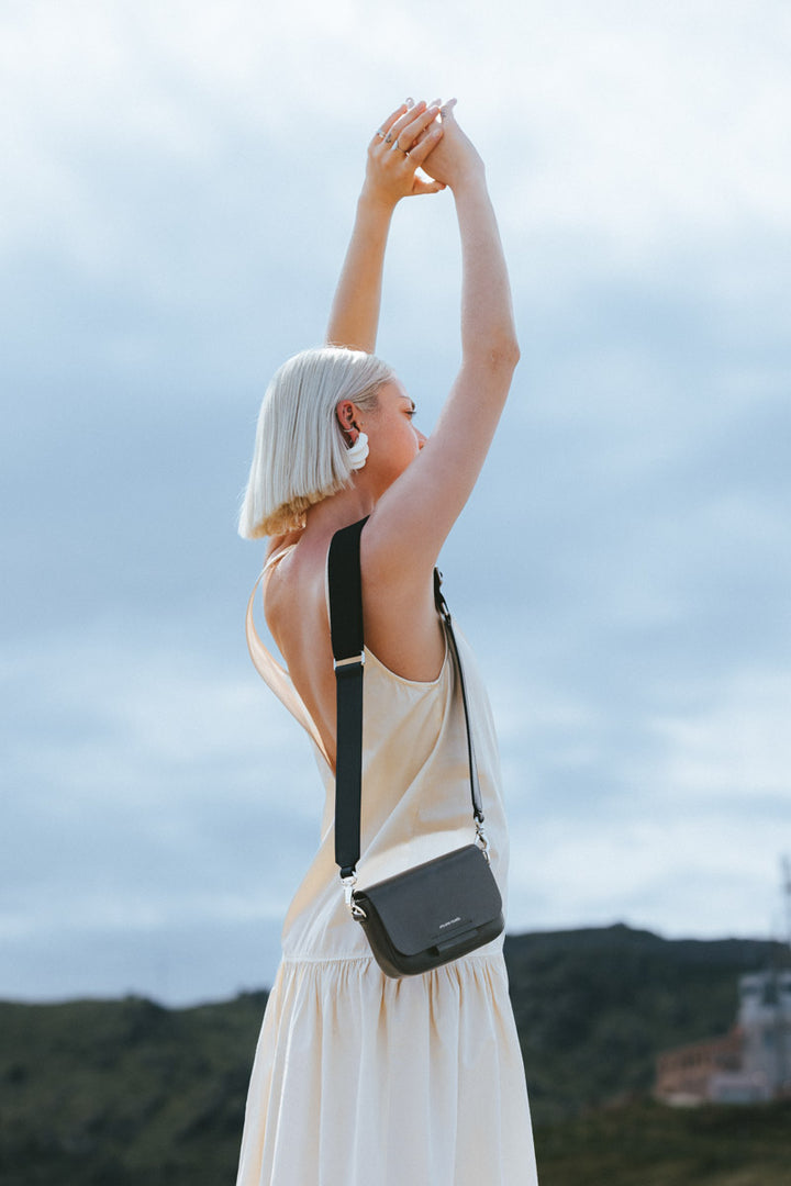 Mini sac en cuir pleine fleur CALISTA coloris noir, porté n°2 – Ateliers Fourès