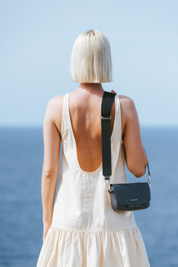 Mini sac en cuir pleine fleur CALISTA coloris noir, porté n°5 – Ateliers Fourès