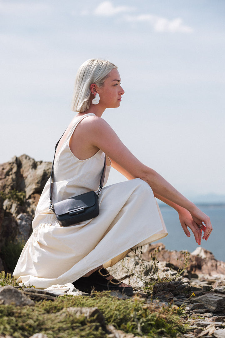 Mini sac en cuir pleine fleur CALISTA coloris noir, porté n°9 – Ateliers Fourès