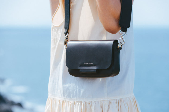 Mini sac en cuir pleine fleur CALISTA coloris noir, porté n°1 – Ateliers Fourès