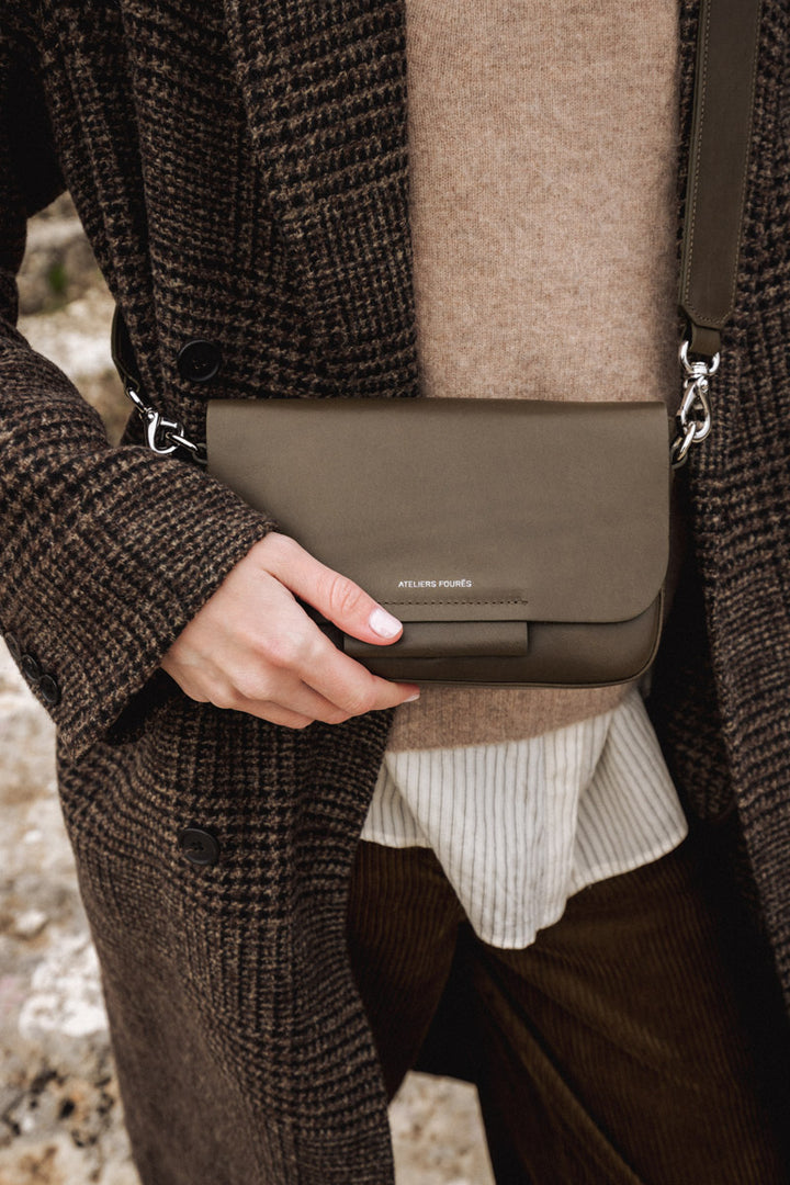 Sac à main en cuir pleine fleur CALISTA coloris maquis, porté n°1 – Ateliers Fourès
