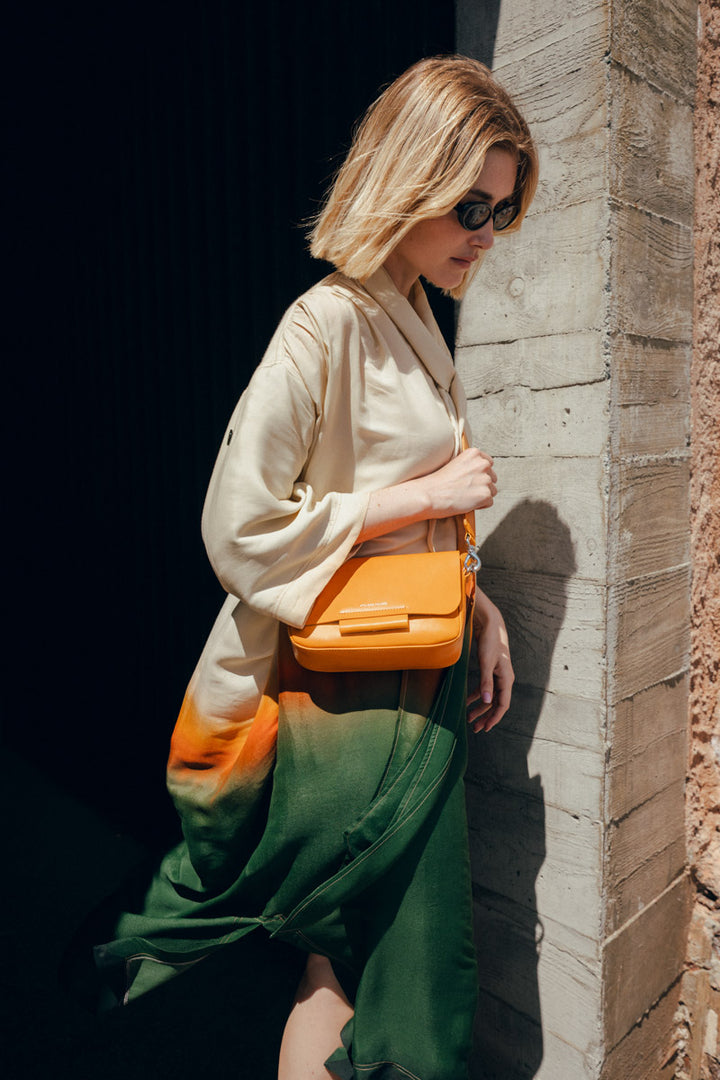 Sac à main en cuir pleine fleur CALISTA coloris joie, porté n°4 – Ateliers Fourès