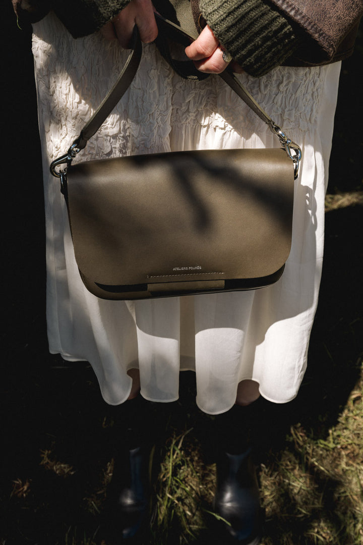Sac à main en cuir pleine fleur CALISTA coloris maquis, porté n°1 – Ateliers Fourès
