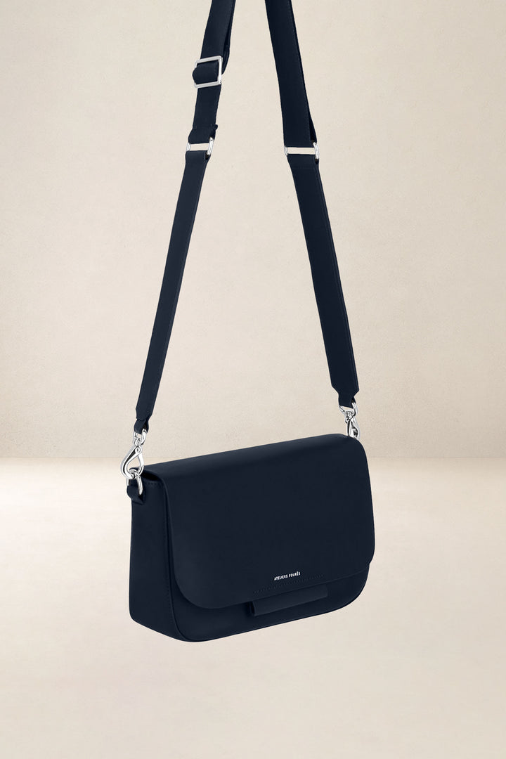 Sac à main en cuir pleine fleur CALISTA coloris cosmos, vue de profil n°1 – Ateliers Fourès