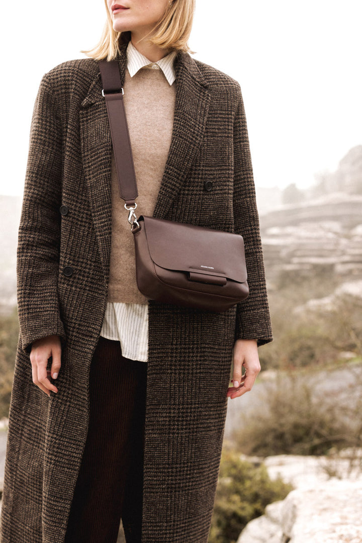 Sac à main en cuir pleine fleur CALISTA coloris cafe, porté n°2 – Ateliers Fourès