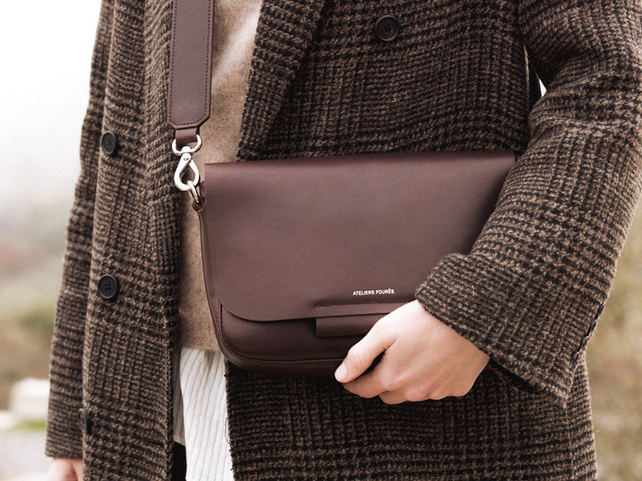 Sac à main en cuir pleine fleur CALISTA coloris cafe, porté n°1 – Ateliers Fourès