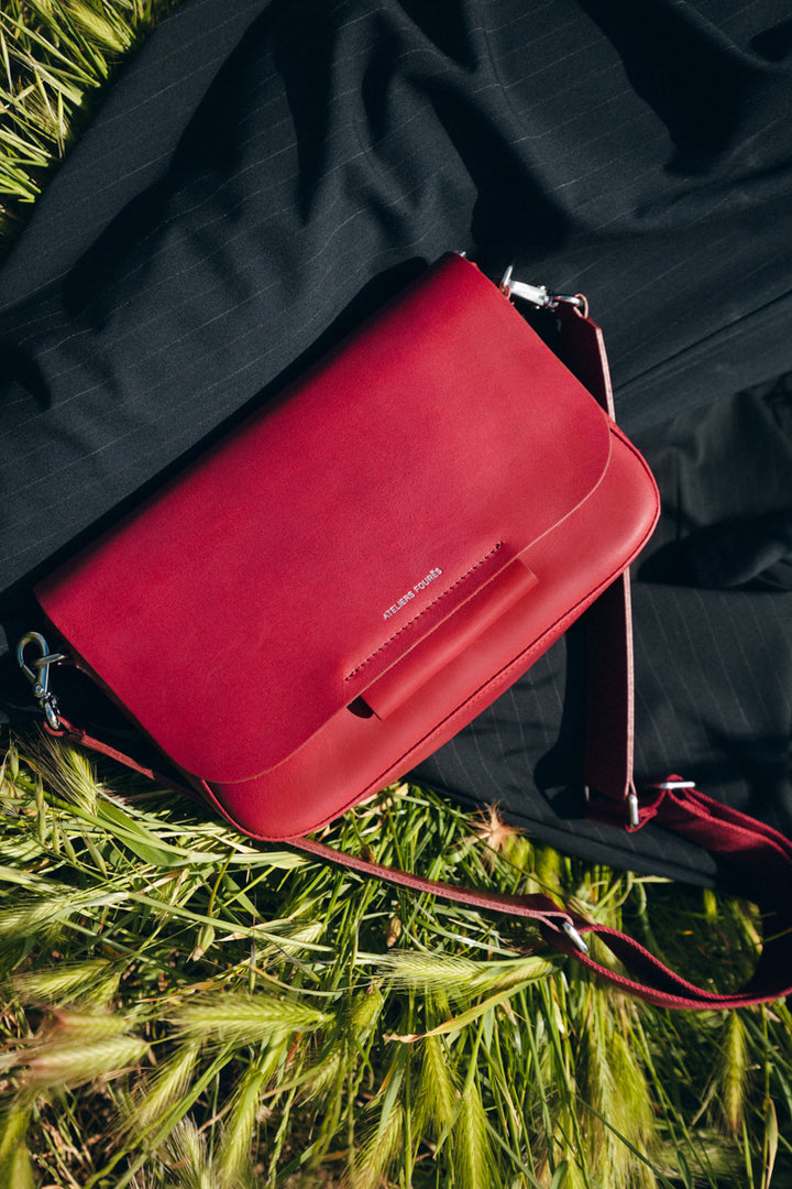 Sac à main en cuir pleine fleur CALISTA coloris pourpre, porté n°1 – Ateliers Fourès
