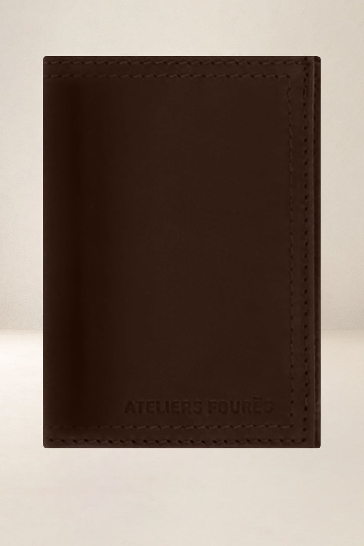 Portefeuille compact en cuir pleine fleur PLATON coloris cafe, vue de face – Ateliers Fourès