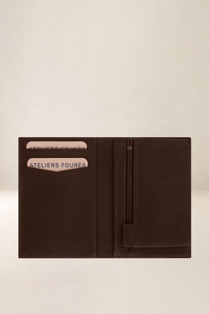 Portefeuille compact en cuir pleine fleur PLATON coloris cafe, vue intérieure n°1 – Ateliers Fourès