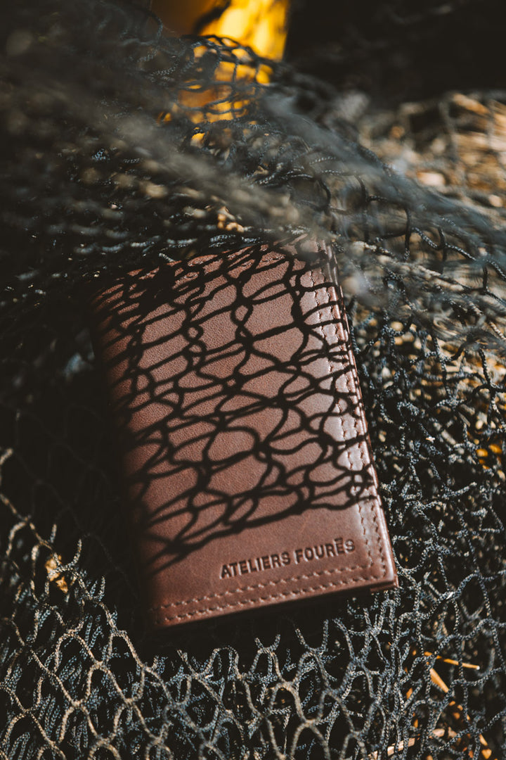 Portefeuille compact en cuir pleine fleur PLATON coloris cafe, tenu en main – Ateliers Fourès