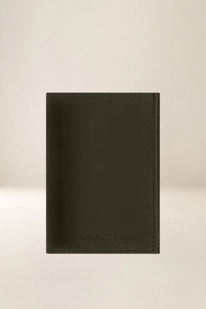 Portefeuille compact en cuir pleine fleur PLATON coloris maquis, vue d’ensemble – Ateliers Fourès