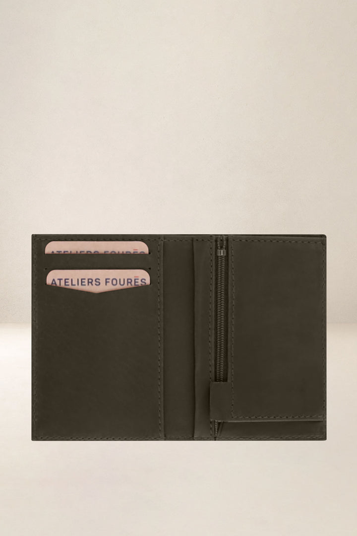Portefeuille compact en cuir pleine fleur PLATON coloris maquis, vue intérieure n°1 – Ateliers Fourès