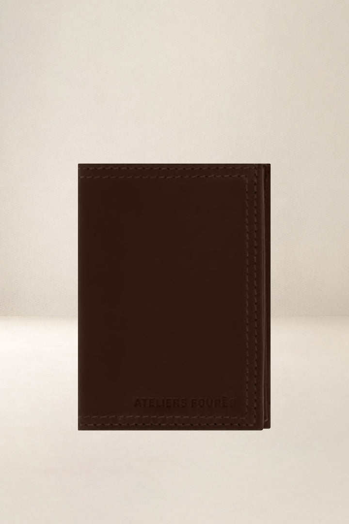 Portefeuille compact en cuir pleine fleur PLATON coloris cafe, vue d’ensemble – Ateliers Fourès