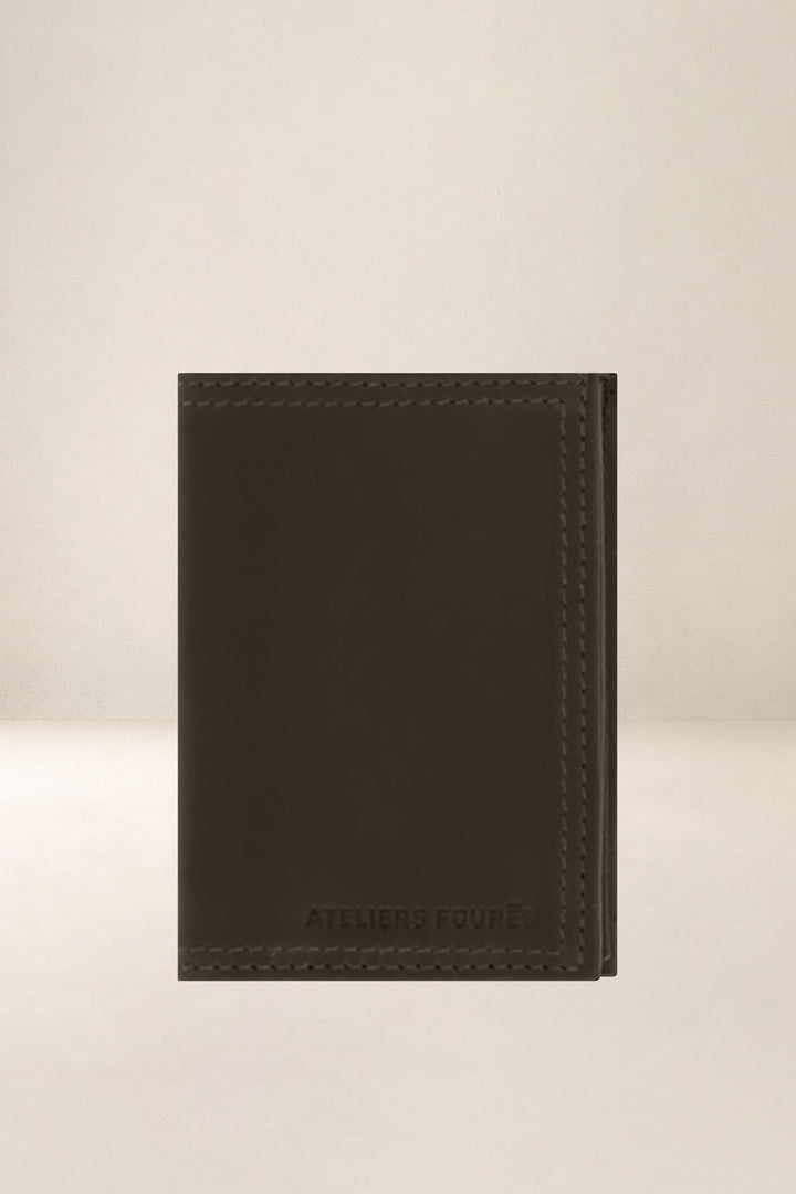 Portefeuille compact en cuir pleine fleur PLATON coloris maquis, vue d’ensemble – Ateliers Fourès