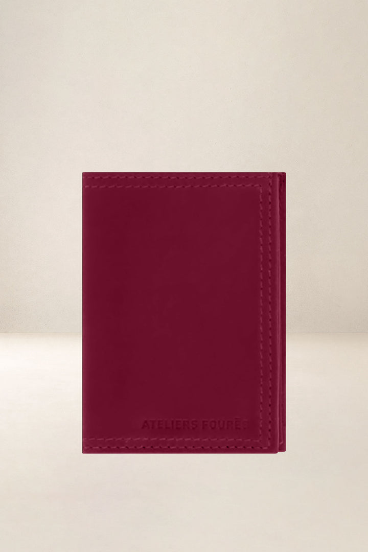 Portefeuille compact en cuir pleine fleur PLATON coloris pourpre, vue d’ensemble – Ateliers Fourès