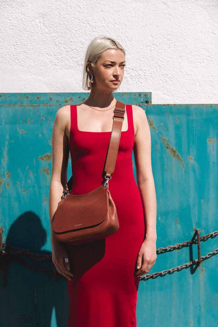 Mini sac en cuir pleine fleur APHRODITE coloris fauve, porté n°1 – Ateliers Fourès