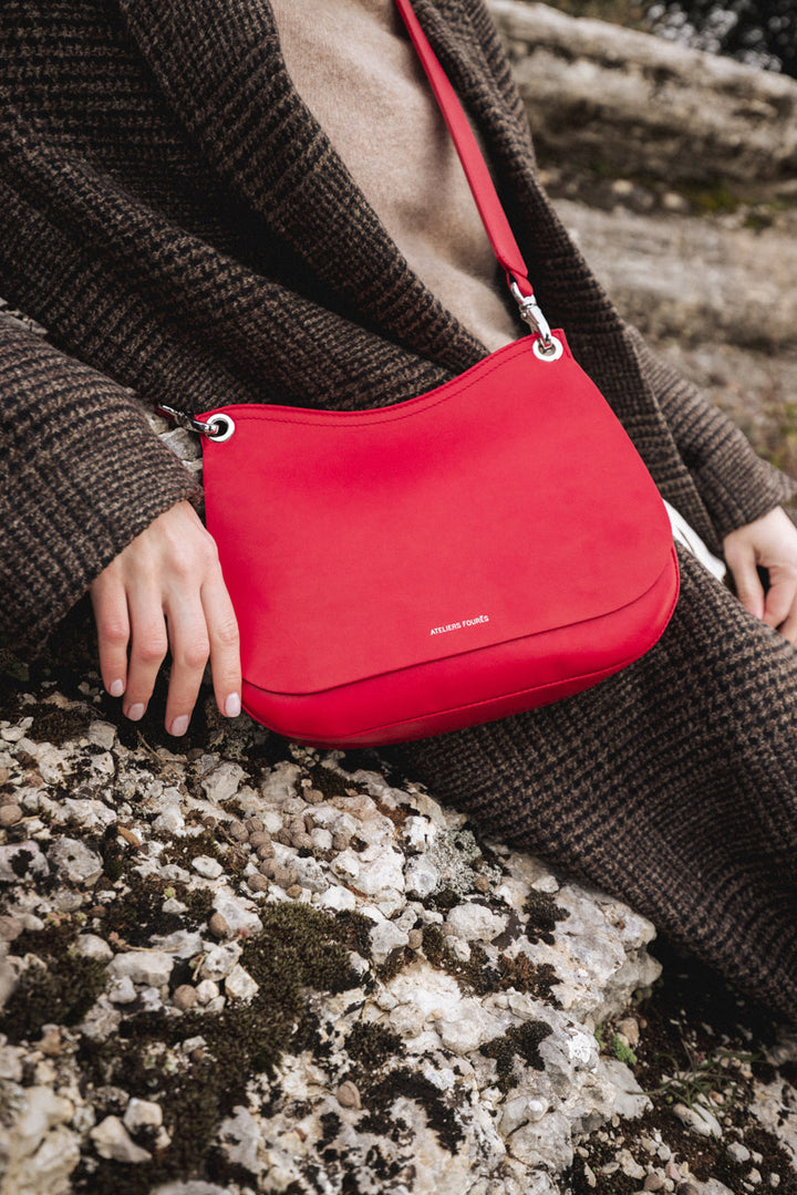 Mini sac en cuir pleine fleur APHRODITE coloris carmen, porté n°2 – Ateliers Fourès