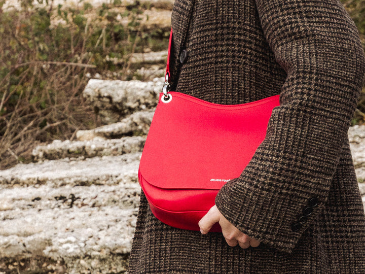 Mini sac en cuir pleine fleur APHRODITE coloris carmen, porté n°1 – Ateliers Fourès